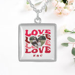 Valentinstag einzigartiges Geschenk für Girlfriend Sterling Silberkette<br><div class="desc">Valentinstag Halskette,  die ein einzigartiges Geschenk für Ihre Freundin. Entwerfen Sie ein benutzerdefiniertes Foto innerhalb eines Herzens,  das Wort Liebe und Leerzeichen zum Hinzufügen von Initialen.</div>