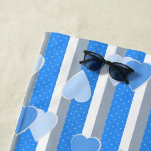 Valentinstag-Herzen auf gestreiftem Hintergrund  Strandtuch