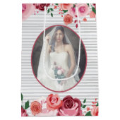 Valentinstag Jubiläum Painterly Rose Foto Mittlere Geschenktüte (Rückseite)