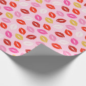 Valentinstag Lippen auf hellrosa Geschenkpapier (Ecke)