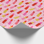 Valentinstag Lipsticks auf hellrosa Geschenkpapier (Ecke)