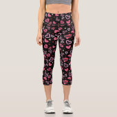 Valentinstag mit rosa Herzchen Capri Leggings (Vorderseite)
