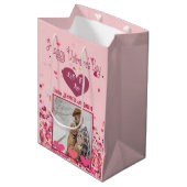 Valentinstag Personalisiertes Foto Rosa Herzen Mittlere Geschenktüte (Vorderseite Schrägansicht)