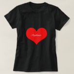 Valentinstag Rotes Herz Schwarzes Monogramm Custom T-Shirt<br><div class="desc">Gedruckt mit großem Herzmuster in schwarzem Hintergrund mit Textvorlage für den Namen!</div>