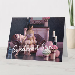 Valentinstag Schönheit in Fingerie auf dem Sofa Karte