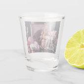 Valentinstag Schönheit in Fingerie auf dem Sofa Schnapsglas (Rückseite)