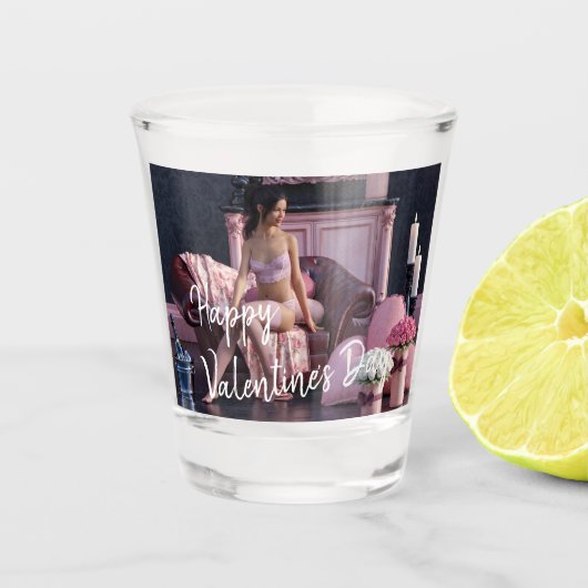 Valentinstag Schönheit in Fingerie auf dem Sofa Schnapsglas (Vorderseite)