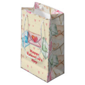 Valentinstag-Umschlag und Herzen Kleine Geschenktüte (Vorderseite Schrägansicht)