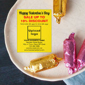 Valentinverkauf im Geschäft mit gelbem Flyer