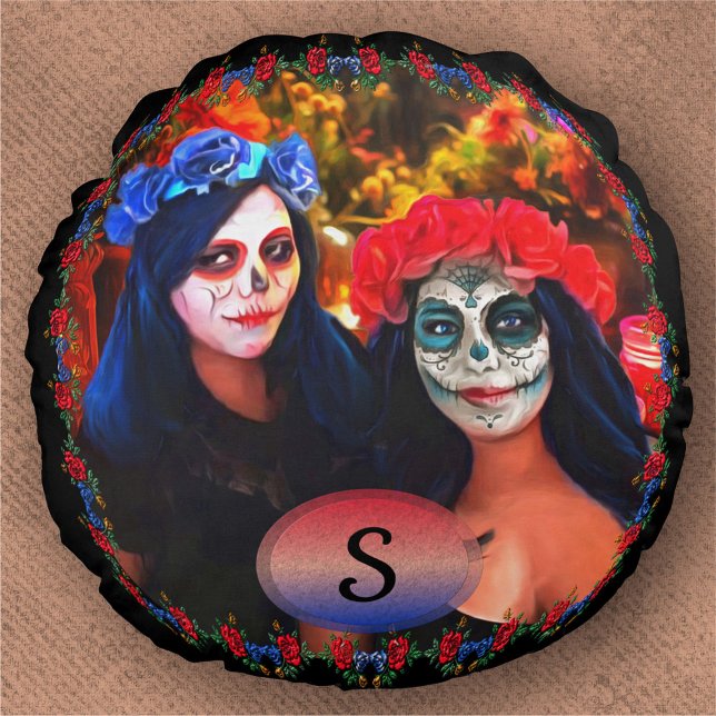 Vallarta Catrinas mit Blume & Kerzen 1718 Rundes Kissen (Von Creator hochgeladen)