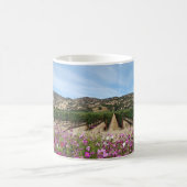 Valle Napa mit Cosmos-Blume Kaffeetasse (Mittel)