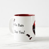 Vampire Kilroy schlägt Tasse (Vorderseite Links)