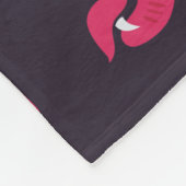 Vampirlippen und Fangmuster Fleecedecke (Ecke)