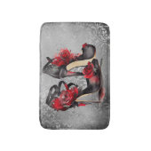 Vampy Strappy Stilettos | Heelse der Rote Rose auf Badematte (Vorderseite Vertikal)