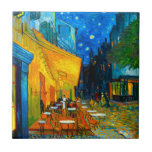 Van Gogh Café Terrasse am Abend Fliese<br><div class="desc">In der Ausstellung des Ölabyrinths Vincent van Gogh (1888) befindet sich das Café Terrace am Abend. Gelbe Sterne malen den blauen Nachthimmel über einem Café im Freien in Frankreich. Ein wunderbares Geschenk für die Fans von Post-Impressionismus und niederländischer Kunst.</div>