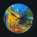 Van Gogh Café Terrasse am Abend Runde Wanduhr<br><div class="desc">Uhr mit Vincent van Gogh's Ölgemälde Café Terrasse bei Nacht (1888). Gelbe Sterne malen den blauen Nachthimmel über einem Café im Freien in Frankreich. Ein wunderbares Geschenk für die Fans von Post-Impressionismus und niederländischer Kunst.</div>