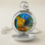 Van Gogh Café Terrasse am Abend Taschenuhr<br><div class="desc">Pocket Watch mit Vincent van Gogh's Ölgemälde Café Terrasse bei Nacht (1888). Gelbe Sterne malen den blauen Nachthimmel über einem Café im Freien in Frankreich. Ein wunderbares Geschenk für die Fans von Post-Impressionismus und niederländischer Kunst.</div>