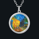 Van Gogh Café Terrasse am Abend Versilberte Kette<br><div class="desc">Necklace mit Vincent van Gogh's Ölgemälde Café Terrasse am Abend (1888). Gelbe Sterne malen den blauen Nachthimmel über einem Café im Freien in Frankreich. Ein wunderbares Geschenk für die Fans von Post-Impressionismus und niederländischer Kunst.</div>