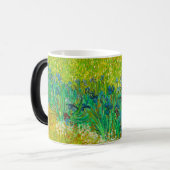 Van Gogh Field mit Irische in der Nähe von Arles Verwandlungstasse (Vorderseite Links)