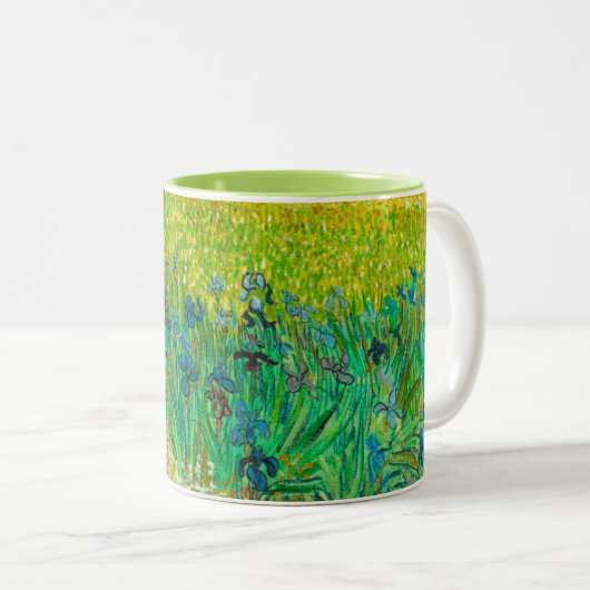 Van Gogh Field mit Irische in der Nähe von Arles Zweifarbige Tasse (VorderseiteRechts)