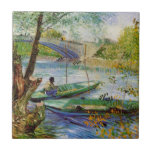 Van Gogh Fischen im Frühling, Pont de Clichy Fliese<br><div class="desc">Im Frühling ist die Pont de Clichy von Vincent van Gogh ein Vintages Meeresbild des Post-Impressionismus, in dem ein Mann im Seinenfischen im Frühjahr an der Pont de Clichy-Brücke steht. Über den Künstler: Vincent Willem van Gogh war ein postimpressionistischer Maler, dessen Werk durch seine raue Schönheit, emotionale Ehrlichkeit und seine...</div>