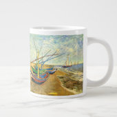 Van Gogh Fischerboote am Strand in Saintes Maries Jumbo-Tasse (Rechts)