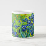 Van Gogh Irises Jumbo-Tasse<br><div class="desc">Tasse des Kaffees mit dem Ölgemälde von Vincent van Gogh (1889). Inspiriert während seines bleibe an einem Asyl,  dieses Stillleben zeigt schöne blaue Reize in verschiedenen Tönen. Ein großartiges Geschenk für die Fans von Post-Impressionismus und holländischer Kunst.</div>