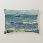 Van Gogh Seascape bei Saintes Maries de la Mer Dekokissen<br><div class="desc">Seascape in Saintes Maries de la Mer von Vincent van Gogh ist ein Vintages nautisches Post-Impressionismus-Gemälde mit Segelbooten auf dem Ozean mit sanften Wellen. Über den Künstler: Vincent Willem van Gogh war ein postimpressionistischer Maler,  dessen Werk durch seine raue Schönheit,  emotionale Ehrlichkeit und seine kühne Farbe besonders bemerkenswert war.</div>