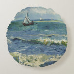 Van Gogh Seascape bei Saintes Maries de la Mer Rundes Kissen<br><div class="desc">Seascape in Saintes Maries de la Mer von Vincent van Gogh ist ein Vintages nautisches Post-Impressionismus-Gemälde mit Segelbooten auf dem Ozean mit sanften Wellen. Über den Künstler: Vincent Willem van Gogh war ein postimpressionistischer Maler,  dessen Werk durch seine raue Schönheit,  emotionale Ehrlichkeit und seine kühne Farbe besonders bemerkenswert war.</div>
