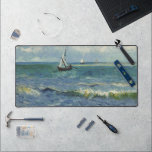 Van Gogh Seascape bei Saintes Maries de la Mer Schreibtischunterlage<br><div class="desc">Seascape in Saintes Maries de la Mer von Vincent van Gogh ist ein Vintages nautisches Post-Impressionismus-Gemälde mit Segelbooten auf dem Ozean mit sanften Wellen. Über den Künstler: Vincent Willem van Gogh war ein postimpressionistischer Maler,  dessen Werk durch seine raue Schönheit,  emotionale Ehrlichkeit und seine kühne Farbe besonders bemerkenswert war.</div>