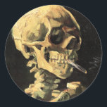 Van Gogh Skull mit brennendem Zigarettenmagnet Runder Aufkleber<br><div class="desc">Van Gogh Skull mit Brennender Zigarettenmagnet. Ölmalerei auf Leinwand aus dem Jahr 1885. Skull mit Burning Zigarette zeigt sowohl van Goghs Gefühl des Spaßes als auch das Gefühl des Makabre. Etwas merkwürdig in seinem anerkannten Werk, ist das Werk in den letzten Jahrzehnten an Popularität gewachsen. Ein tolles Geschenk für die...</div>