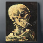 Van Gogh Skull mit brennender Zigarette Fotoplatte<br><div class="desc">Van Gogh Skull with Burning Zigarette. Oil painting on canvas from 1885. Skull with Burning zigarette reveals both van Gogh’s sense of humor and sense of the Macabre. Something of an oddity in his recognized werk, the work has grown in popularity in the past few decades. A great gift for...</div>