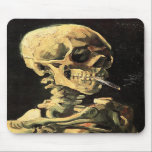 Van Gogh Skull mit Brennstoff-Zigarettenpad Mousepad<br><div class="desc">Van Gogh Skull mit Burning Cigarette Maus-Pad. Ölmalerei auf Leinwand aus dem Jahre 1885. Skull mit Burning Zigarette zeigt sowohl Van Gogh's Gefühl des Spaßes als auch das Gefühl der Makabre. Etwas seltsamer in seinem anerkannten Werk, die Arbeit hat in den letzten Jahrzehnten an Popularität gewachsen. Ein großartiges Geschenk für...</div>