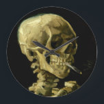 Van Gogh Smoking Skeleton Große Wanduhr<br><div class="desc">Uhr mit Vincent van Goghs Ölgemälde Skull eines Skeletts mit Brennender Zigarette (1885-86). Ein großartiges Geschenk für die Fans von Post-Impressionismus und holländischer Kunst!</div>