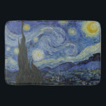 Van Gogh Starry Night Badematte<br><div class="desc">Starry Night von Vincent Van Gogh, Oil on Leinwand, 1889, ist ein Landschaftsbild eines großen Wirrs glänzender Sterne über einer Landschaft von entlegener Stadt und sanften Hügeln, mit einem Zypressenbaum im Vordergrund wie eine dunkelgrüne Flamme. Van Gogh malte sein sternenförmiges Meisterwerk nicht aus dem Leben, sondern aus dem Gedächtnis während...</div>