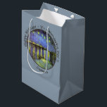 van Gogh Starry Night Over the Rhone Party Items Mittlere Geschenktüte<br><div class="desc">Alle unsere Produkte werden mit großformatigen Bildern hergestellt, die sorgfältig bearbeitet wurden, um die bestmögliche Auflösung, Farbe und Details zu gewährleisten.</div>