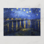 Van Gogh Starry Night über die Rhone Postkarte<br><div class="desc">Van Gogh Starry Night Over the Rhone Postcard. Ölmalerei auf Leinwand aus dem Jahr 1888. Die Starry Night Over the Rhone, eine der beliebtesten Nachtlandschaften von van Gogh, fängt den Nachthimmel über dem Ostkai der französischen Stadt Arles ein. Ein großartiges Geschenk für die Fans von van Gogh, Post-Impressionismus, Sternenhimmel und...</div>