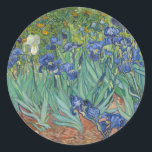 Van Gogh Vintag Irises Runder Aufkleber<br><div class="desc">Dieses wunderschöne Produkt wurde 1889 von Iren inspiriert, von Vincent van Gogh gemalt. Das Bild zeigt blaue Reisungen mit grünen Stielen und Blätter mit spitzen Spitzen, die in rot-brauner Erde gepflanzt sind.</div>