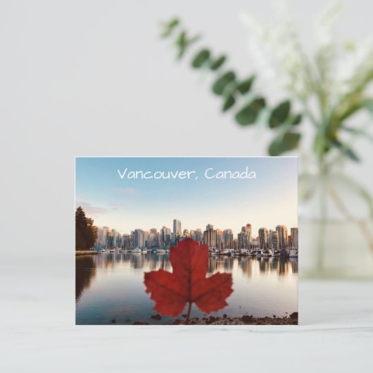 Vancouver Canada Red Maple Leaf Skyline Postkarte (Stehend Vorderseite)