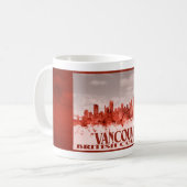 Vancouver-Skyline mit rotem Schmutz Kaffeetasse (Vorderseite Links)