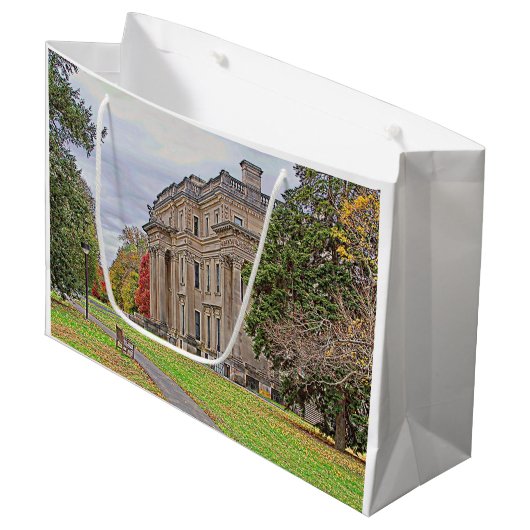 Vanderbuild Mansion Große Geschenktüte (Vorderseite Schrägansicht)