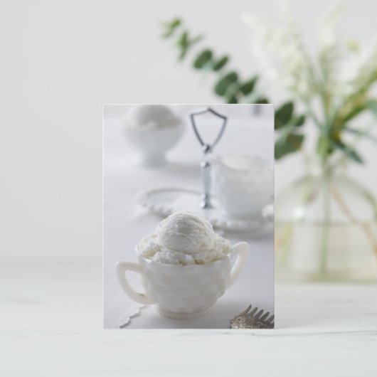 Vanilla-Eis in weißer Umgebung Postkarte (Stehend Vorderseite)