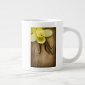 Vanilla Pods und Blume über den Holzboden Jumbo-Tasse (Rechts)