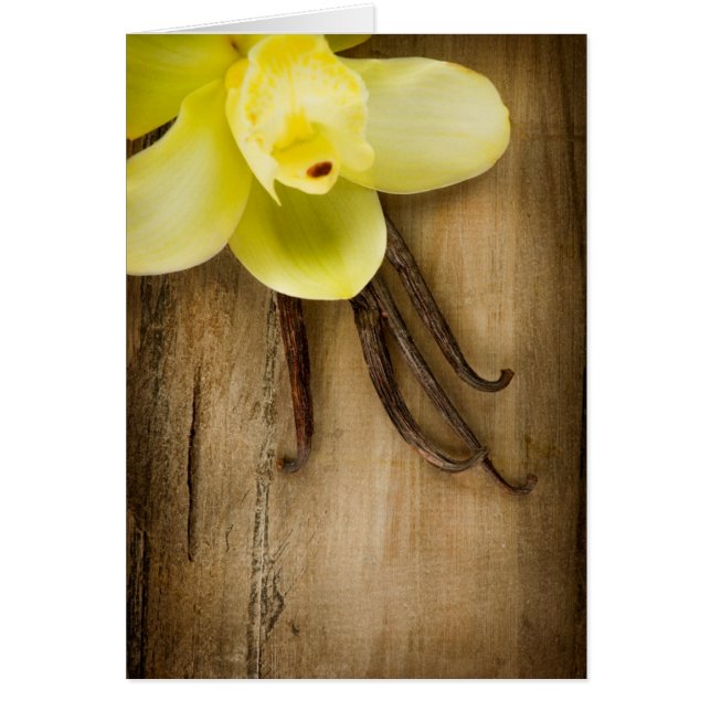 Vanille-Hülsen und Blume über hölzernem (Vorne)