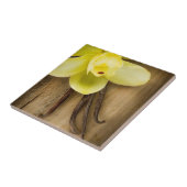 Vanille-Hülsen und Blume über hölzernem Fliese (Seite)