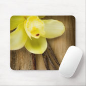 Vanille-Hülsen und Blume über hölzernem Mousepad (Mit Mouse)