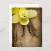Vanille-Hülsen und Blume über hölzernem Postkarte (Vorne/Hinten)