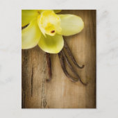Vanille-Hülsen und Blume über hölzernem Postkarte (Vorderseite)