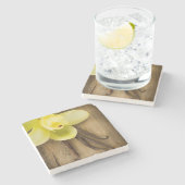 Vanille-Hülsen und Blume über hölzernem Steinuntersetzer (Seitenansicht)