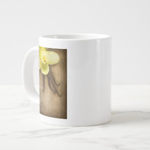 Vanilleschoten und Blüte auf Holzuntergrund Jumbo-Tasse